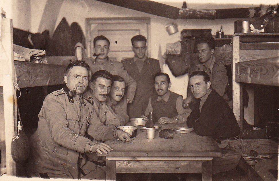 Carluccio in una baracca del campo di prigionia di Wietzendorf (Germania) 1944